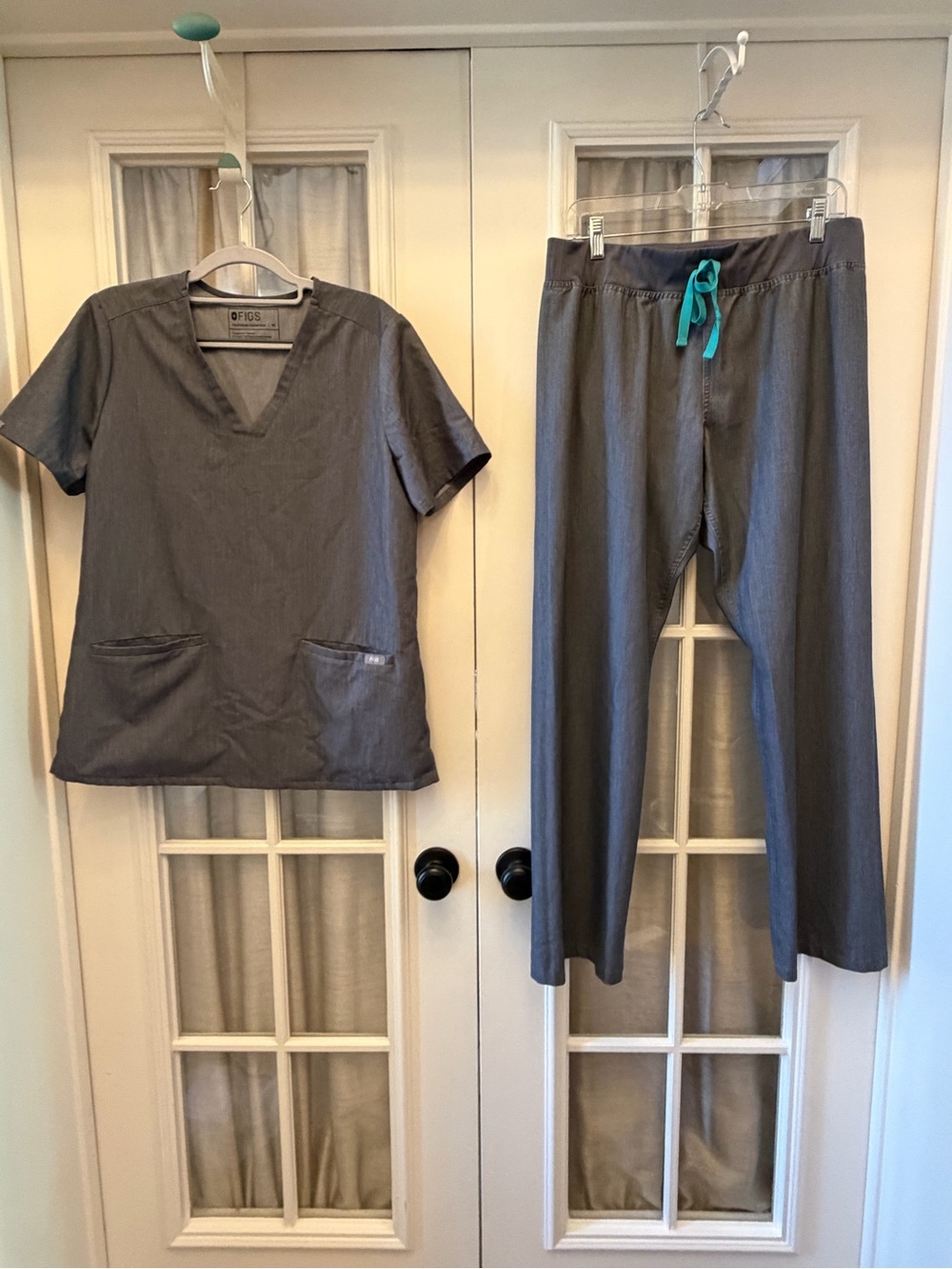 MEDIUM Graphite Grey Women’s Figs Scrub Set w/ Livingston Pants EUC